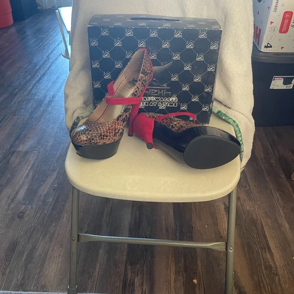 Chic Snakeskin Platform Heels with Red Accents - Picture 3 of 7